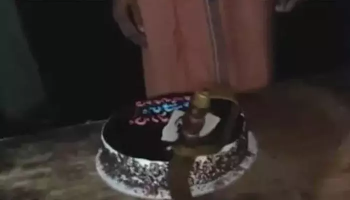 എസ്. ആകൃതിയിലുള്ള കത്തി കൊണ്ടു കേക്ക് മുറിക്കല്‍; എസ്.ഡി.പി.ഐ പ്രവര്‍ത്തകന്റെ അഞ്ചാം രക്തസാക്ഷിത്വദിനത്തില്‍ പ്രകോപനപരമായ വീഡിയോ; ആര്‍ എസ് എസ് പ്രവര്‍ത്തകര്‍ക്ക് എതിരെ കേസ്