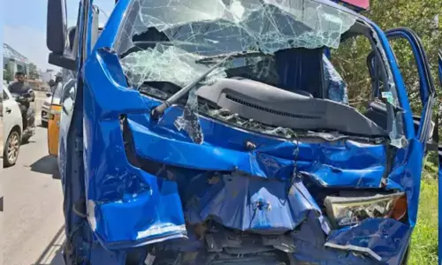 സ്റ്റോപ്പിൽ നിന്ന ആൾക്കാരെ കണ്ട് ഒന്ന് ചവിട്ടിയ സ്വകാര്യ ബസ്; ഓവർടേക്ക് ചെയ്യാൻ പറ്റാതെ പിന്നിൽ ഓട്ടോയും ബ്രേക്കിട്ടതും അപകടം; വൻ കൂട്ടിയിടി; അഞ്ച് പേർക്ക് പരിക്ക്; സംഭവം ആലപ്പുഴയിൽ