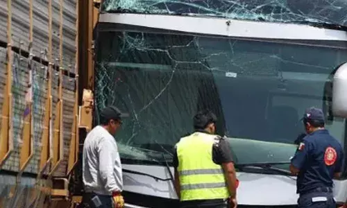 മെക്സിക്കോയെ നടുക്കി ബസ് അപകടം; ചരക്കു തീവണ്ടി ഡബിൾ ഡക്കറിലേക്ക് പാഞ്ഞു കയറി; ശബ്ദം കേട്ട് ആളുകൾ ഓടിയെത്തി; പത്ത് പേർ മരിച്ചു; നിരവധിപേർക്ക് പരിക്ക്; ആശുപത്രിയിൽ പ്രവേശിപ്പിച്ചു