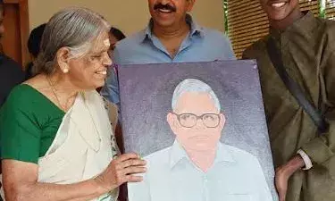 ചിത്രകാരന്റെ കൈകളിലെ മാന്ത്രികവിദ്യ: മുതുകാടിനെയും അമ്മയെയും അത്ഭുതപ്പെടുത്തി പ്രജിത്ത് ചിത്രകാരന്റെ കൈകളിലെ മാന്ത്രികവിദ്യ: മുതുകാടിനെയും അമ്മയെയും അത്ഭുതപ്പെടുത്തി പ്രജിത്ത്