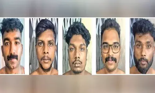 ടിക്കറ്റും രേഖകളും ആവശ്യപ്പെട്ടതിന് ട്രെയിനില്‍ നിന്നും എടുത്ത് ചാടി; കച്ചവടക്കാരന് ഗുരുതര പരിക്ക്