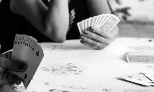 പണം വച്ച് ചീട്ടുകളി; എട്ടംഗ സംഘത്തെ പോലീസ് പിടികൂടി; 82,670 രൂപ വരെ കണ്ടെടുത്തു; സംഭവം വാടാനപ്പള്ളിയില്‍