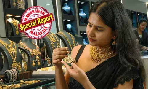 ഓണം കഴിഞ്ഞിട്ടും പിടിതരാതെ തങ്കം..; സംസ്ഥാനത്ത് റോക്കറ്റ് പോലെ വീണ്ടും കുതിച്ച് സ്വർണവില; പവന് 160 രൂപ വർധിച്ചു; ചരിത്രത്തിലെ ഏറ്റവും ഉയർന്ന നിരക്ക്; ഇനി തൊട്ടാൽ പൊള്ളുമെന്ന് ജനങ്ങൾ; തലയിൽ കൈവെച്ച് വ്യാപാരികൾ