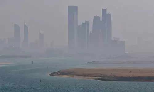 യുഎഇ യിൽ ശക്തമായ മൂടൽമഞ്ഞ്; രണ്ടാം ദിനവും റെഡ് അലർട്ട്; വാഹനം ഓടിക്കുമ്പോൾ സൂക്ഷിക്കണമെന്ന് മുന്നറിയിപ്പ്; അതീവ ജാഗ്രത