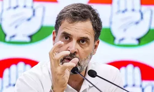 പ്രധാനമന്ത്രിയുടെ  മാതാവിനെതിരായ പരാമര്‍ശം: രാഹുല്‍ ഗാന്ധിയുടെ വാഹനം വ്യൂഹം തടഞ്ഞ് ബി.ജെ.പി പ്രതിഷേധം; പ്രവര്‍ത്തകരെ കസ്റ്റഡിയിലെടുത്ത് നീക്കി പോലീസ്