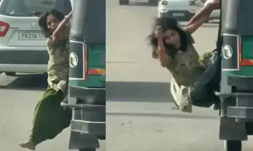 കൈകൾ ഷാൾ കൊണ്ട് കെട്ടി, ആയുധം കാണിച്ച് ഭീഷണിപ്പെടുത്തി; മോഷണ ശ്രമം  പരാജയപ്പെട്ടത് യുവതിയുടെ സമയോചിതമായ ഇടപെടലിൽ; ഓട്ടോറിക്ഷയുടെ പുറത്തേക്ക് തൂങ്ങിക്കിടന്ന് യുവതി സഞ്ചരിച്ചത് അര കിലോമീറ്റർ ദൂരം; വീഡിയോ വൈറൽ