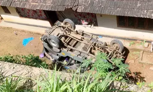 വെള്ളമുണ്ടയിൽ നിയന്ത്രണം വിട്ട ജീപ്പ് വീട്ടുമുറ്റത്തേക്ക് മറിഞ്ഞു; 11 പേർക്ക് പരിക്ക്