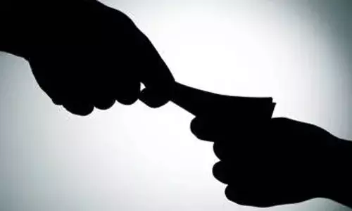 ട്രാഫിക് എസ്.ഐക്ക് വേണ്ടി കൈക്കൂലി വാങ്ങിയത് റവന്യൂ ജീവനക്കാരന്‍; ലോറി ഉടമയില്‍ നിന്നും ഗൂഗിള്‍പേ വഴി പണം വാങ്ങിയത് സ്വന്തം അക്കൗണ്ടില്‍; അടൂരില്‍ റവന്യൂ ജീവനക്കാരന് സസ്പെന്‍ഷന്‍