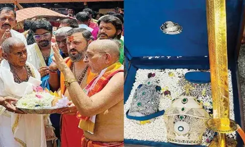 എട്ടുകോടി മൂല്യമുള്ള ആഭരണങ്ങൾ; മൂകാംബിക ക്ഷേത്രത്തിൽ വജ്ര കിരീടവും സ്വർണവാളും സമർപ്പിച്ച് സംഗീത സംവിധായകൻ ഇളയരാജ