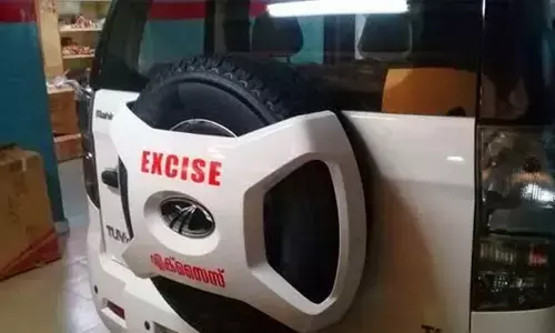 കോഴിക്കോട് എക്സൈസ് സർക്കിൾ ഓഫീസിൽ മിന്നൽ പരിശോധന; വിജിലൻസ് കണ്ടെടുത്തത് 14 കുപ്പി വിദേശമദ്യം; റോഡില്‍ ഉപേക്ഷിക്കപ്പെട്ടനിലയില്‍ കണ്ട മദ്യക്കുപ്പികളെന്ന് ഇൻസ്‌പെക്ടറുടെ വിശദീകരണം; കേസെടുത്ത് പോലീസ്