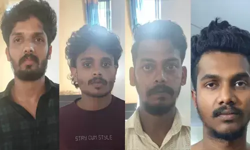 ബാർ അടച്ച ശേഷം മദ്യം നൽകാത്തതിൽ വിരോധം; ജോലി കഴിഞ്ഞ് മടങ്ങുകയായിരുന്ന ബാർ ജീവനക്കാരെ വഴിയിൽ തടഞ്ഞുനിർത്തി; കമ്പിവടിയും, വടിവാളും കൊണ്ട് ആക്രമിച്ചു; നാല് പേർ പിടിയിൽ