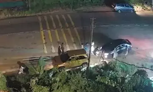 വീടിനു മുന്നിൽ പാർക്ക് ചെയ്തതു ചോദ്യം ചെയ്തു; യുവാക്കള്‍ക്കുനേരെ കാറിടിച്ചുകയറ്റാന്‍ ശ്രമം; മൂന്ന് പേർക്ക് പരിക്ക്; സംഭവം തിരുവനന്തപുരത്ത്