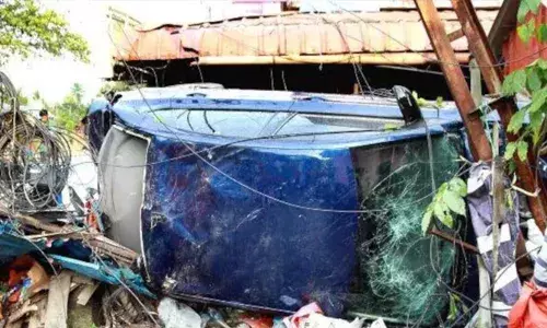 രാമങ്കരിയിൽ നിയന്ത്രണം വിട്ട് ഫുട്പാപാത്തിലേക്ക് പാഞ്ഞ് കയറി കടകൾ ഇടിച്ചുതകർത്തു; അപകടത്തിൽ 2 പേർക്ക് പരിക്ക്