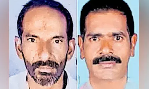 ഒരാഴ്ച മുന്‍പു കാണാതായ ഗൃഹനാഥനെ തൂങ്ങി മരിച്ചനിലയില്‍ കണ്ടെത്തി; മൃതദേഹം കണ്ട അയല്‍വാസി കുഴഞ്ഞ് വീണു മരിച്ചു