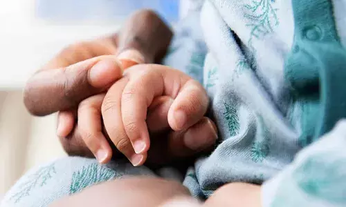 വനവിഭങ്ങള്‍ ശേഖരിക്കുന്നതിനിടെ ആദിവാസി യുവതി കാട്ടില്‍ പ്രസവിച്ചു; കുഞ്ഞിനെ ആശുപത്രിയിലെത്തിച്ച് ചികിത്സ നല്‍കി: ആശുപത്രിയില്‍ പോകാന്‍ മടിച്ച അമ്മയ്ക്ക് കാട്ടില്‍ പരിചരണം