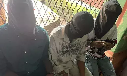 കെ എസ് യു പ്രവര്‍ത്തകരെ കോടതിയിലെത്തിച്ചത് കറുത്ത മാസ്‌കും കൈ വിലങ്ങും അണിയിച്ച്;  എന്ത് തിരിച്ചറിയലാണ് നടത്താനുള്ളതെന്ന് കോടതി;  വ്യക്തമായ ഉത്തരമില്ലാതെ പൊലീസ്;  പൊലീസിന് ഷോ കോസ് നോട്ടീസ്