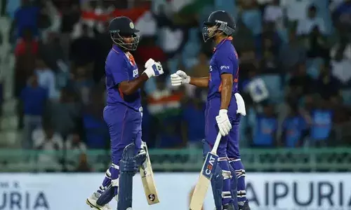 സഞ്ജുവിനെ അഞ്ചാം നമ്പറില്‍ ബാറ്റിങ്ങിനിറക്കി ആത്മവിശ്വാസം ഇല്ലാതാക്കും;  അടുത്ത രണ്ടു മൂന്ന് മത്സരങ്ങളില്‍ തിളങ്ങാനായില്ലെങ്കില്‍ ഇടംനഷ്ടപ്പെടും; അവര്‍ ശ്രേയസ്സിന് ടീമിലേക്ക് വഴിയൊരുക്കുന്നു; മലയാളി താരത്തിനു മുന്നറിയിപ്പുമായി മുന്‍ സെലക്ടര്‍