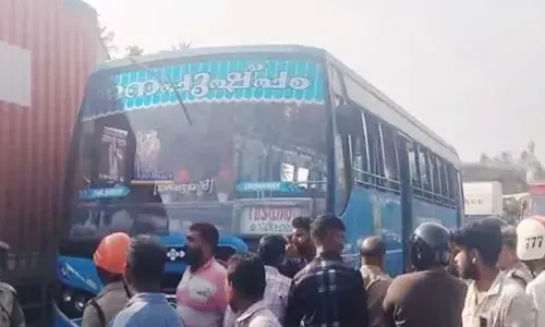 ഭർത്താവിനൊപ്പം ബൈക്കിൽ പോകുന്നതിനിടെ സ്വകാര്യ ബസ് ഇടിച്ചു; റോഡിൽ തെറിച്ച് വീണ സ്ത്രീയുടെ കൈയ്യിലൂടെ ടയര്‍ കയറിയിറങ്ങി; സംഭവം കോഴിക്കോട്