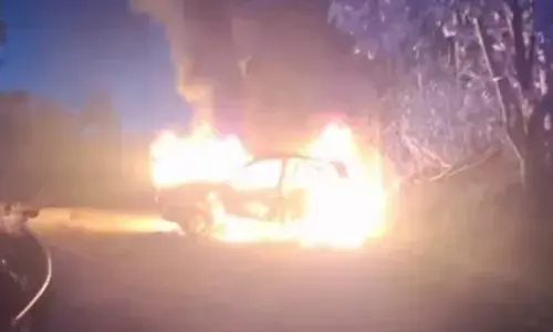 ഓടിക്കൊണ്ടിരുന്ന കാറിന് തീപിടിച്ച് പൂർണമായി കത്തിനശിച്ചു; കാറിലുണ്ടായിരുന്നവർ രക്ഷപ്പെട്ടത് തലനാരിഴയ്ക്ക്; സംഭവം ഇടുക്കിയിൽ