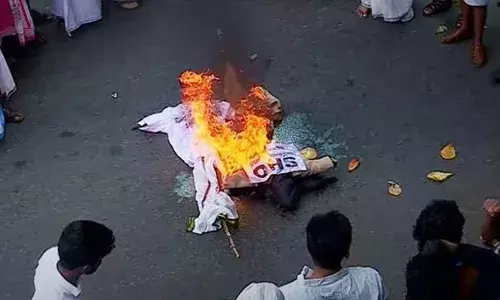 കെ എസ് യു പ്രവര്‍ത്തകരെ മുഖം മറച്ച് വിലങ്ങണിയിച്ചതില്‍ പ്രതിഷേധം കടുക്കുന്നു; വടക്കാഞ്ചേരി പൊലീസ് സ്റ്റേഷന്‍ മാര്‍ച്ചില്‍ സംഘര്‍ഷം, ജലപീരങ്കി; കണ്ണീര്‍വാതകം പ്രയോഗിച്ചു