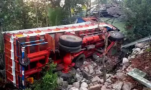 രാത്രി പുറത്ത് ഉഗ്ര ശബ്ദം; പരിസരത്ത് ചുറ്റും പൊടിപടലങ്ങൾ കൊണ്ട് നിറഞ്ഞു; വീട്ടമ്മയുടെ നിലവിളി ശബ്ദം; നാട്ടുകാർ ഓടിയെത്തിയപ്പോൾ കണ്ടത് വീടിന് മുകളിൽ കൂറ്റൻ ലോറി; രക്ഷപ്പെട്ടത് ഭാഗ്യം കൊണ്ട്