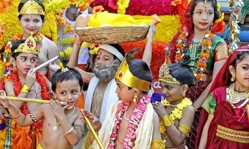 ഇന്ന് ശ്രീകൃഷ്ണജയന്തി; ഗുരുവായൂര്‍ ക്ഷേത്രത്തില്‍ പുലര്‍ച്ചെ നിര്‍മ്മാല്യദര്‍ശനത്തോടെ അഷ്ടമിരോഹിണി ഉത്സവങ്ങള്‍ക്ക് തുടക്കം; സംസ്ഥാനത്ത് വിപുലമായ ആഘോഷം; വൈകിട്ട് ശോഭായാത്ര