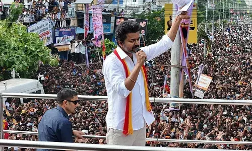 വിജയയുടെ ആദ്യ സംസ്ഥാന പര്യടനത്തിന് ആവേശകരമായ തുടക്കം; കനത്ത വെയിലില്‍ സമ്മേളനത്തിന് എത്തിയത് പതിനായിരങ്ങള്‍; ഡിഎംകെ സര്‍ക്കാരിനെ രൂക്ഷമായി വിമര്‍ശിച്ച് വിജയ്