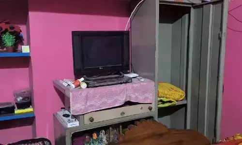 പോലീസുകാരായി വേഷംമാറി കവര്‍ച്ചക്കാര്‍;  വാതില്‍ തുറന്ന് വീട്ടില്‍ കയറി കൊള്ളയടിച്ചു; മകളുടെ വിവാഹത്തിനായി സൂക്ഷിച്ച ആഭരണങ്ങളും പണവും നഷ്ടമായെന്ന് പരാതി