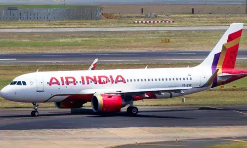 കണ്ണൂര്‍ വിമാനതാവളത്തില്‍ ടേക്ക് ഓഫിനിടെ വിമാനത്തില്‍ പക്ഷിയിടിച്ചു; എയര്‍ ഇന്ത്യാ എക്‌സ്പ്രസ് തിരിച്ചിറക്കി