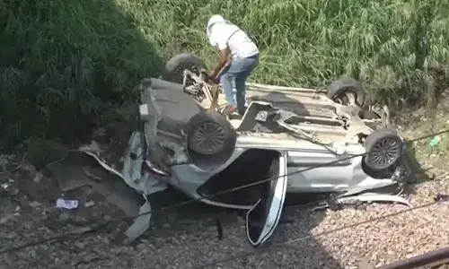 അമിതവേഗതയിലെത്തിയ കാര്‍ നിയന്ത്രണം വിട്ട് ബൈക്കുമായി കൂട്ടിയിടിച്ചു; പിന്നാലെ ഫ്ലൈഓവറിന്‍റെ കൈവരിയില്‍ ഇടിച്ച് റെയില്‍വേ ട്രാക്കിലേക്ക് മറിഞ്ഞു; വൈറലായി വീഡിയോ