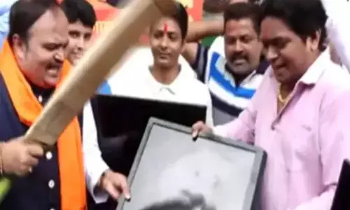 രാജ്യത്തിന്റെ വികാരത്തെ അപമാനിക്കുന്നു;  ഇന്ത്യ-പാക് മത്സരം ഉപേക്ഷിക്കണം; ടിവി അടിച്ചുപൊട്ടിച്ച് ശിവസേന നേതാവ്