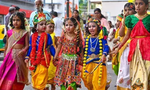 വീഥികളെ അമ്പാടിയാക്കി ഉണ്ണിക്കണ്ണന്മാരും രാധമാരും; ദൃശ്യവിരുന്നൊരുക്കി ശോഭായാത്രകൾ; പരിപാടികൾക്ക് മിഴിവേകി താളമേളങ്ങളും സംഘനൃത്തങ്ങളും; കണ്ണൻ ലീലകൾ കാണാൻ പാതയോരങ്ങളിൽ കാത്തുനിന്നത് ആയിരങ്ങൾ