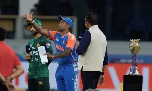 ഏഷ്യാകപ്പിലെ ചിരവൈരികള്‍ തമ്മിലുള്ള പോരില്‍ ടോസ് പാക്കിസ്ഥാന്; ബാറ്റിംഗ് തിരഞ്ഞെടുത്തു; ആദ്യ മത്സരത്തിലെ ഇലവനെ നിലനിര്‍ത്തി ഇന്ത്യ; വിക്കറ്റ് കീപ്പറായി സഞ്ജു സാംസണ്‍; പാക്കിസ്ഥാന്‍ ക്യാപ്ടന് കൈ കൊടുക്കാതെ ഇന്ത്യന്‍ നായകന്‍ സൂര്യകുമാര്‍ യാദവ്