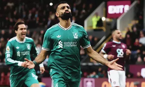 ബേൺലിയെ പരാജയപ്പെടുത്തിയത് എതിരില്ലാത്ത ഒരു ഗോളിന്; ഇംഗ്ലീഷ് പ്രീമിയർ ലീഗിൽ പോയിന്റ് പട്ടികയിൽ ഒന്നാമതെത്തി ലിവർപൂൾ; ഇഞ്ചുറി ടൈമിൽ പെനാൽറ്റി കിക്ക്‌ വലയിലെത്തിച്ചത് മുഹമ്മദ് സലാ