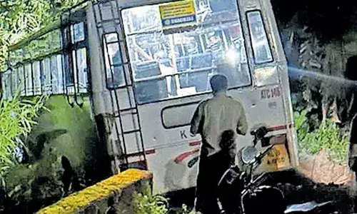 ഉല്ലാസയാത്രയ്ക്ക് പോയ കെഎസ്ആര്‍ടിസിസ ബസ് അപകടത്തില്‍പെട്ടു; 16 പേര്‍ക്ക് പരിക്ക്; വളവില്‍ വാഹനത്തിന്റെ നിയന്ത്രണം നഷ്ടപ്പെട്ടതാണ് അപകട കാരണം