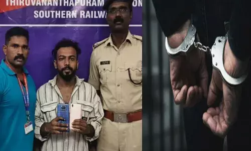 ഇവൻ മൊബൈൽ ചാർജിങ് പോർട്ടലിൽ ഒന്ന് നോക്കിയാൽ തീർന്നു; റെയിൽവേ സ്റ്റേഷനിൽ പതിവായി എത്തി കള്ളത്തനം; ഒടുവിൽ ദൃശ്യങ്ങൾ പുറത്തുവിട്ടതും കുടുങ്ങി; കൈയ്യോടെ പൊക്കി