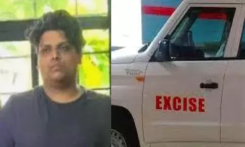 ബംഗളുരുവിൽ നിന്ന് എ.സി ബസിൽ യാത്ര; ഇടയ്ക്ക് എക്സൈസിന്റെ എൻട്രിയിൽ മുഖത്ത് ടെൻഷൻ; യാത്രക്കാരന്റെ കയ്യിലെ പൗച്ചിൽ നിന്ന് കിട്ടിയത്; കൈയ്യോടെ പൊക്കി