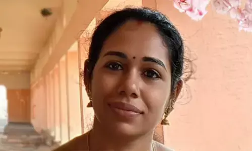 കണ്ണൂരിൽ കാറും മിനി ലോറിയും കൂട്ടിയിടിച്ച് അപകടം; അധ്യാപിക മരിച്ചു; ഭർത്താവിനും കുട്ടികൾക്കും പരിക്ക്