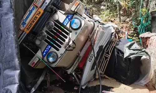 പിന്നോട്ടെടുക്കുന്നതിനിടെ നിയന്ത്രണം വിട്ട് അനൗണ്‍സ്‌മെന്റ് വാഹനം താഴ്ചയിലേക്ക് മറിഞ്ഞു; അഞ്ച് പേര്‍ക്ക് പരിക്ക്; സംഭവം കോഴിക്കോട്