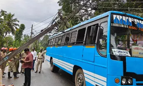 ഓടിക്കൊണ്ടിരുന്ന ബസിന് മുകളിലേക്ക് വൈദ്യുതി തൂണ്‍ വീണു; വൈദ്യുതി വിഛേദിക്കപ്പെടാത്തതിനാല്‍ ഭയന്നു വിറച്ച് യാത്രക്കാര്‍ ബസില്‍ തന്നെ ഇരുന്നു; രക്ഷയ്ക്കെത്തി അഗ്‌നിരക്ഷാസേനയും കെഎസ്ഇബിയും