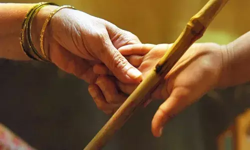 പ്രഭാത പ്രാര്‍ഥനയ്ക്കു ശേഷം കാല്‍ തൊട്ട് വണങ്ങിയില്ല; 31 വിദ്യാര്‍ത്ഥികളെ മുളവടിക്ക് മര്‍ദിച്ച് അധ്യാപിക