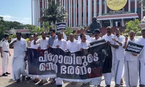 പിണറായിയുടെ സെല്‍ഭരണം: കുന്നംകുളത്തും പീച്ചിയിലും നടന്നത് മനുഷ്യത്വരഹിത പീഡന മുറകള്‍; കുറ്റക്കാരായ പൊലീസുകാരെ പുറത്താക്കും വരെ സമരം തുടരാന്‍ ഉറച്ച് പ്രതിപക്ഷം; നിയമസഭാ കവാടത്തില്‍ സത്യാഗ്രഹമിരിക്കുക എ കെ എം അഷ്‌റഫും സനീഷ് കുമാറും; മുഖ്യമന്ത്രി ആഭ്യന്തര മന്ത്രി പദം ഒഴിയണമെന്ന ആവശ്യവും ശക്തമാക്കി പ്രതിപക്ഷം