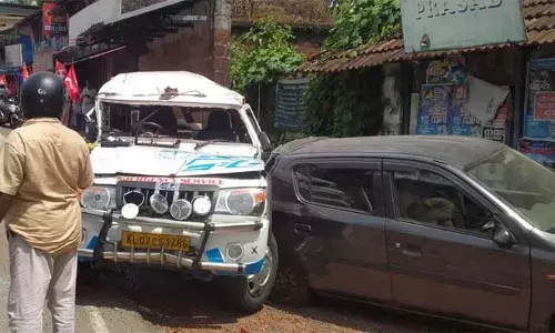 കണ്ണൂര്‍ പെരളശേരിയില്‍ നിയന്ത്രണം വിട്ട ആംബുലന്‍സ് കാറിലിടിച്ചു മറിഞ്ഞു; പരിക്കേറ്റ് നാല് പേര്‍ ചികിത്സയില്‍