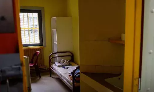 ഫ്രാന്‍സില്‍ ബലാത്സംഗത്തിന് ശിക്ഷിക്കപ്പെട്ട അഫ്ഗാനി മുങ്ങിയത് യുകെയിലേക്ക്; ഫ്രഞ്ച് ജയില്‍ ചെറുതായതിനാല്‍ നാട് കടത്തരുതെന്ന് ആവശ്യം