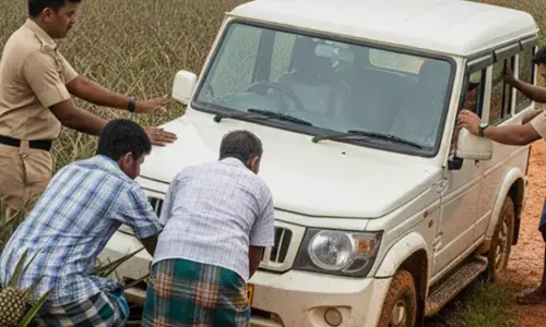 യു റീച്ച് യുവർ ഡെസ്റ്റിനേഷൻ..; തിരുവോണ ദിവസം ഗുഗിൾ മാപ്പ് നോക്കി യാത്ര; ചെറുവഴികളും തോടുകളും താണ്ടി കുടുംബം നേരെ എത്തിയത് പൈനാപ്പിൾ തോട്ടത്തിൽ; രക്ഷകരായി പോലീസ്