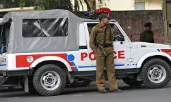 ജാമ്യമില്ലാ കേസിലെ പ്രതിയെ അറസ്റ്റ് ചെയ്യാനെത്തിയപ്പോൾ തടഞ്ഞ് ബന്ധുക്കൾ; പിന്നാലെ അടിപൊട്ടി; നിരവധി പോലീസുകാർക്ക് പരിക്ക് ജാമ്യമില്ലാ കേസിലെ പ്രതിയെ അറസ്റ്റ് ചെയ്യാനെത്തിയപ്പോൾ തടഞ്ഞ് ബന്ധുക്കൾ; പിന്നാലെ അടിപൊട്ടി; നിരവധി പോലീസുകാർക്ക് പരിക്ക്