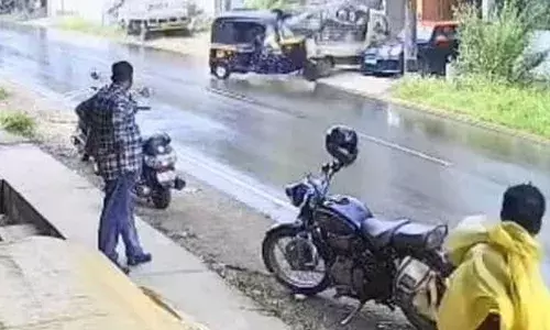 നാദാപുരംവടകര സംസ്ഥാന പാതയില്‍ അപകടം; ഇരുമ്പ് പൈപ്പുകള്‍ കയറ്റിയ പിക്കപ്പില്‍ ഓട്ടോ ഇടിച്ച് രണ്ട് പേര്‍ക്ക് പരിക്ക്; ഓട്ടോയുടെ മുന്‍ഭാഗം തകര്‍ന്നു