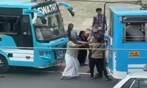 നീ..ആരാടാ..; അശ്വതിയുടെ വരവ് അത്ര ഇഷ്ടപ്പെട്ടില്ല; സമയ ക്രമത്തെ ചൊല്ലി തർക്കം; പൊടുന്നനെ നടുറോഡിൽ ജീവനക്കാരുടെ തല്ലുമാല; തലയിൽ കൈവച്ച് കണ്ടുനിന്നവർ; കേസെടുത്ത് പോലീസ്