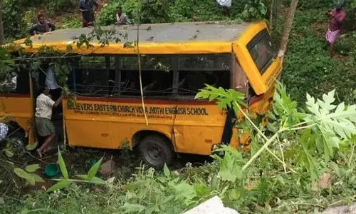 നിലമേല്‍ സ്‌കൂള്‍ ബസ് അപകടം; സ്‌കൂള്‍ ബസിന്റെ ഫിറ്റ്‌നസ് റദ്ദാക്കും; ഡ്രൈവറെ ജോലിയില്‍ നിന്ന് മാറ്റാനും സ്‌കൂള്‍ അധികൃതര്‍ക്ക് നിര്‍ദ്ദേശം; ലൈസന്‍സ് സസ്‌പെന്‍ഡ് ചെയ്യും