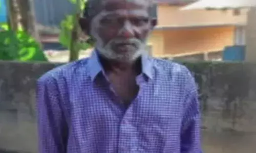 തിരുവോണ ദിനത്തിൽ മദ്യപിച്ച് നടുറോഡിൽ കിടന്നു; വയോധികന്റെ കാലിൽ തിളച്ച വെള്ളമൊഴിച്ച് പൊള്ളിച്ചതായി പരാതി; സംഭവം തൃശൂരിൽ